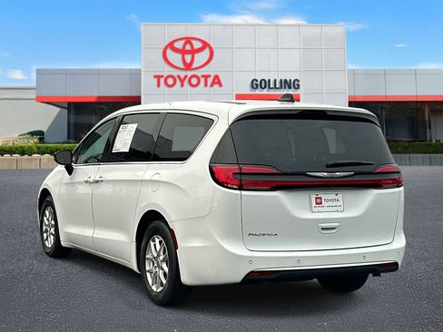 Used 2024 Chrysler Pacifica Touring-L FWD image 4