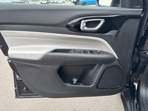 Used 2025 Jeep Compass Limited image 24