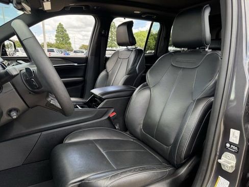 Used 2023 Jeep Grand Cherokee Overland w/ Luxury Tech Group IV AWD/4WD image 28
