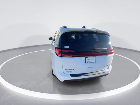 Used 2025 Chrysler Pacifica Limited FWD image 7