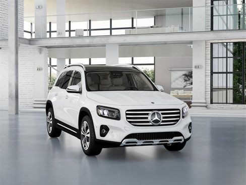 Used 2025 Mercedes-Benz GLB 250 4MATIC image 10