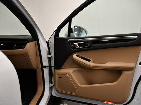 Used 2025 Porsche Macan image 45