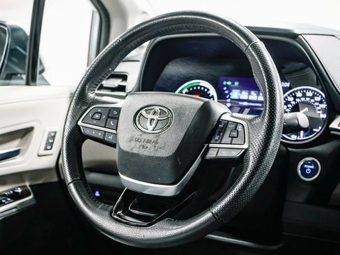 Used 2021 Toyota Sienna Limited image 17