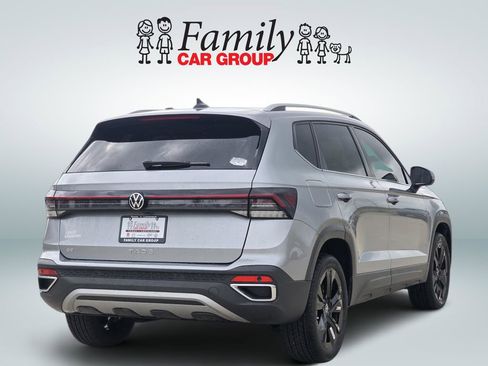 Used 2025 Volkswagen Taos SE image 4