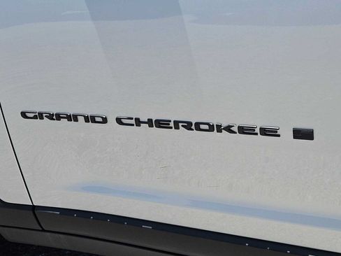 Used 2025 Jeep Grand Cherokee L Laredo AWD/4WD image 13