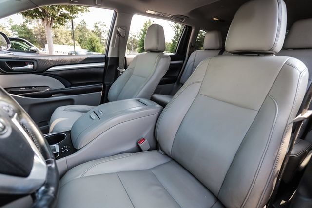 Used 2017 Toyota Highlander XLE AWD/4WD image 48