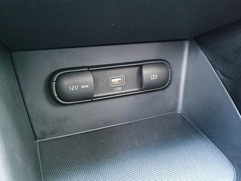 Used 2020 Kia Niro LXS FWD image 25