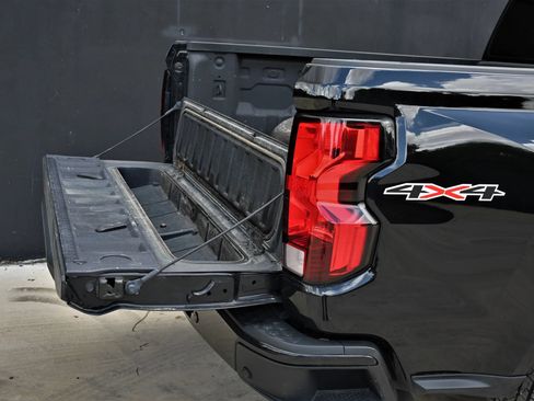 Used 2024 Chevrolet Colorado LT w/ LT Convenience Package AWD/4WD image 9