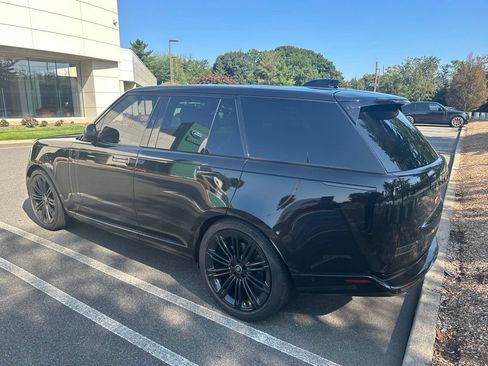 Used 2025 Land Rover Range Rover SE AWD/4WD image 2