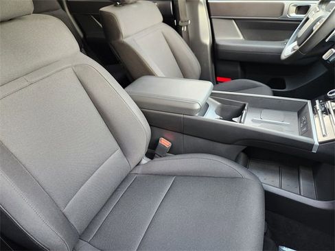 Certified 2024 Hyundai Santa Fe SE image 9