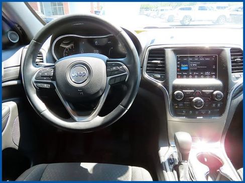 Used 2019 Jeep Grand Cherokee Laredo w/ Security & Convenience Group AWD/4WD image 10