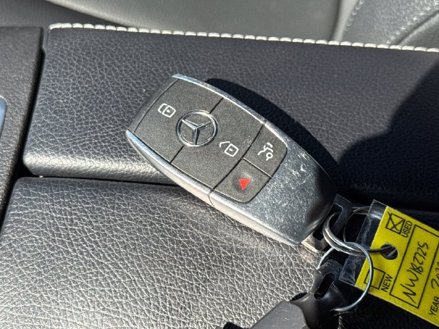 Used 2022 Mercedes-Benz GLB 250 4MATIC w/ Premium Package Lite image 11
