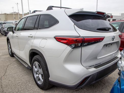 Used 2021 Toyota Highlander LE image 9