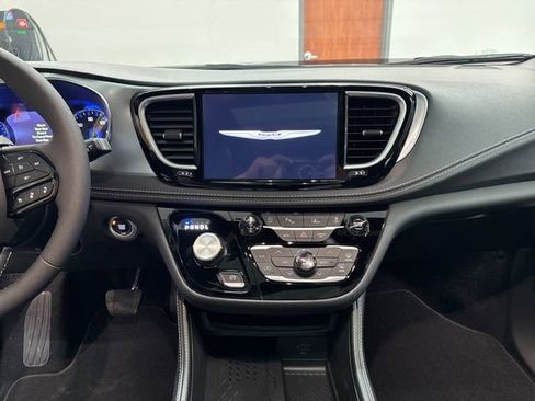 New 2026 Chrysler Pacifica Limited w/ S Appearance Package image 30