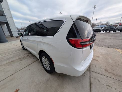 New 2026 Chrysler Pacifica Select image 6