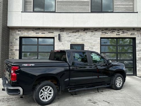 Used 2022 Chevrolet Silverado 1500 LT AWD/4WD image 3