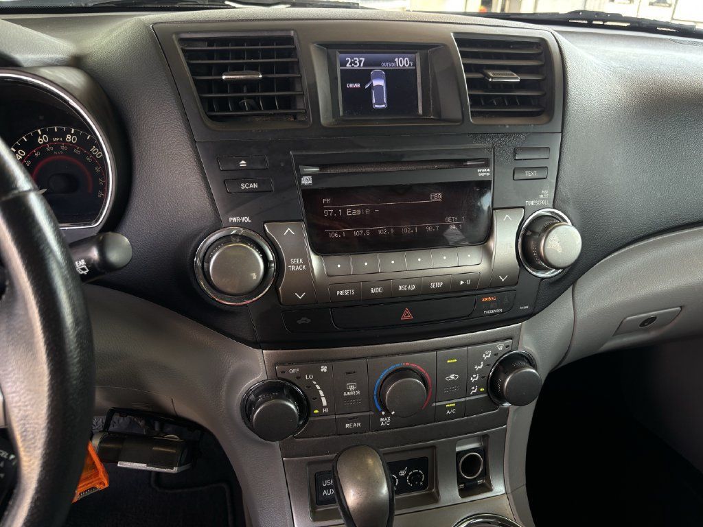 Used 2012 Toyota Highlander SE w/ Tow Pkg FWD image 12