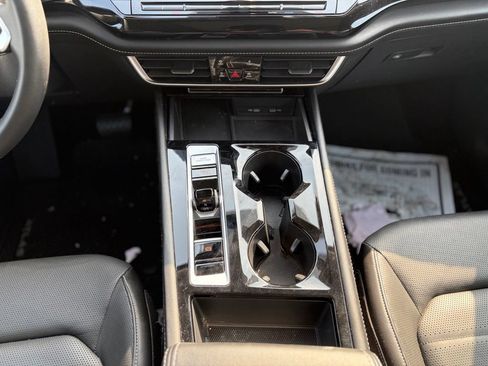 Used 2024 Volkswagen Atlas SEL AWD/4WD image 30
