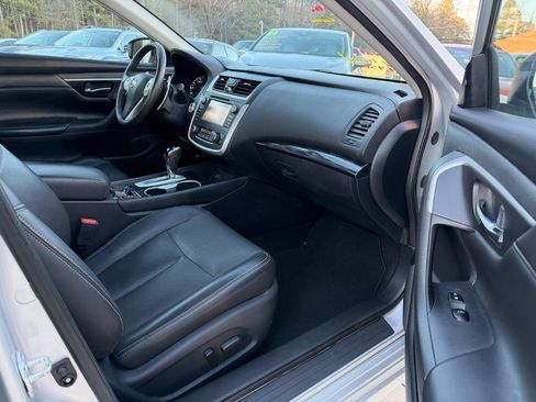 Used 2017 Nissan Altima 3.5 SL w/ 3.5 Technology Package image 21