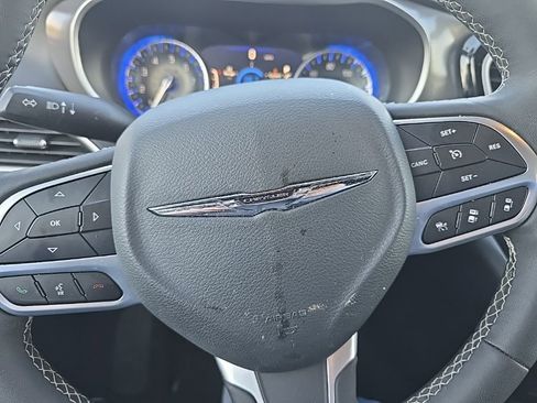 Used 2025 Chrysler Pacifica Select FWD image 12