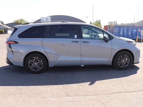 Used 2026 Toyota Sienna XSE AWD/4WD image 4
