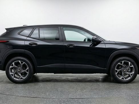 Used 2025 Chevrolet Trax LT w/ LT Convenience Package FWD image 11