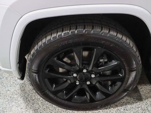 Used 2022 Jeep Grand Cherokee Laredo X image 11