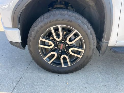 Used 2024 GMC Sierra 1500 AT4 w/ Technology Package AWD/4WD image 44