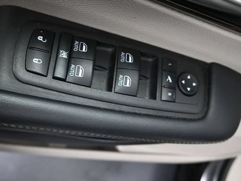 Used 2023 Chrysler Pacifica Limited FWD image 32