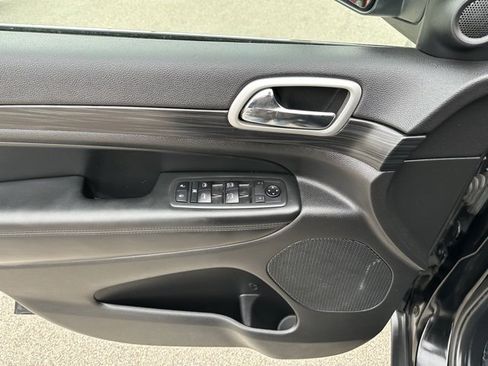 Used 2020 Jeep Grand Cherokee Laredo image 21