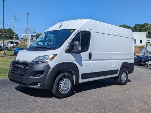 Used 2025 RAM ProMaster 2500 w/ Convenience Group FWD image 2