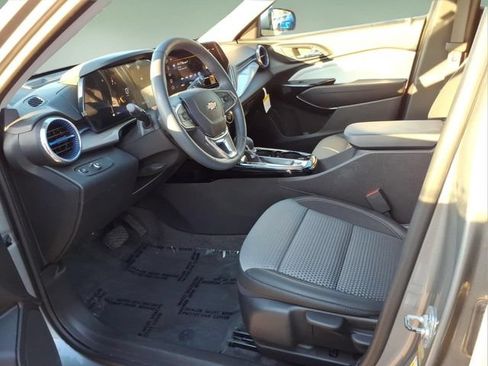 Used 2025 Chevrolet Trax LT w/ Driver Confidence Package FWD image 11