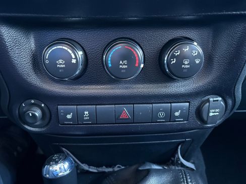 Used 2016 Jeep Wrangler Unlimited Rubicon image 32