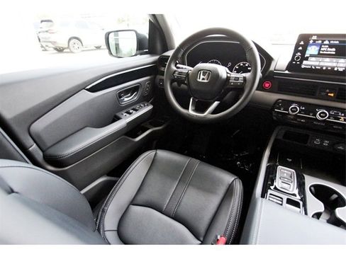New 2025 Honda Pilot Touring image 7