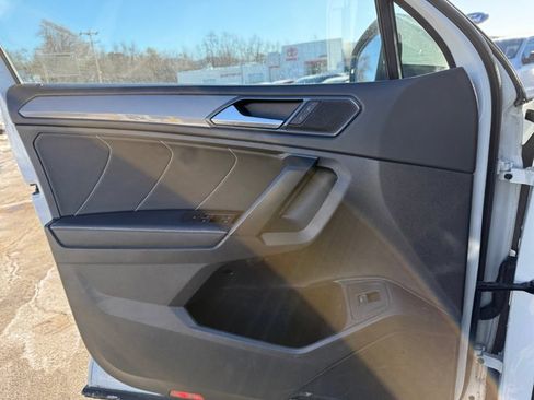 Used 2022 Volkswagen Tiguan SE image 37