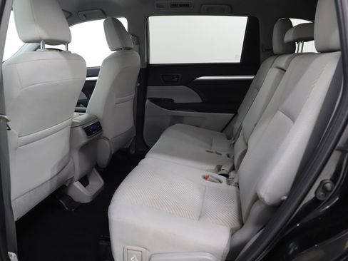 Used 2019 Toyota Highlander LE image 15