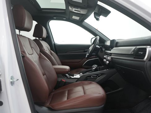 Used 2024 Kia Telluride EX w/ EX Captain's Chair Package image 11