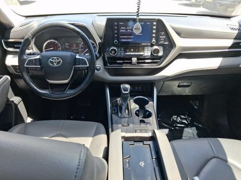 Used 2022 Toyota Highlander XLE FWD image 7