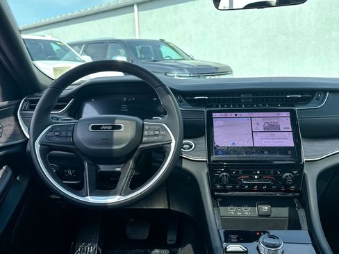 Used 2025 Jeep Grand Cherokee L Limited image 27