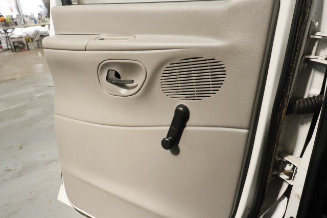 Used 2002 Ford E-150 and Econoline 150 RWD image 16
