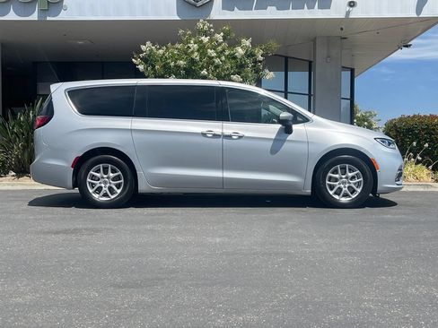 Used 2023 Chrysler Pacifica Touring-L FWD image 3