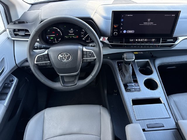 Used 2025 Toyota Sienna XLE FWD image 12