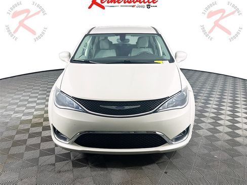 Used 2020 Chrysler Pacifica Touring image 2