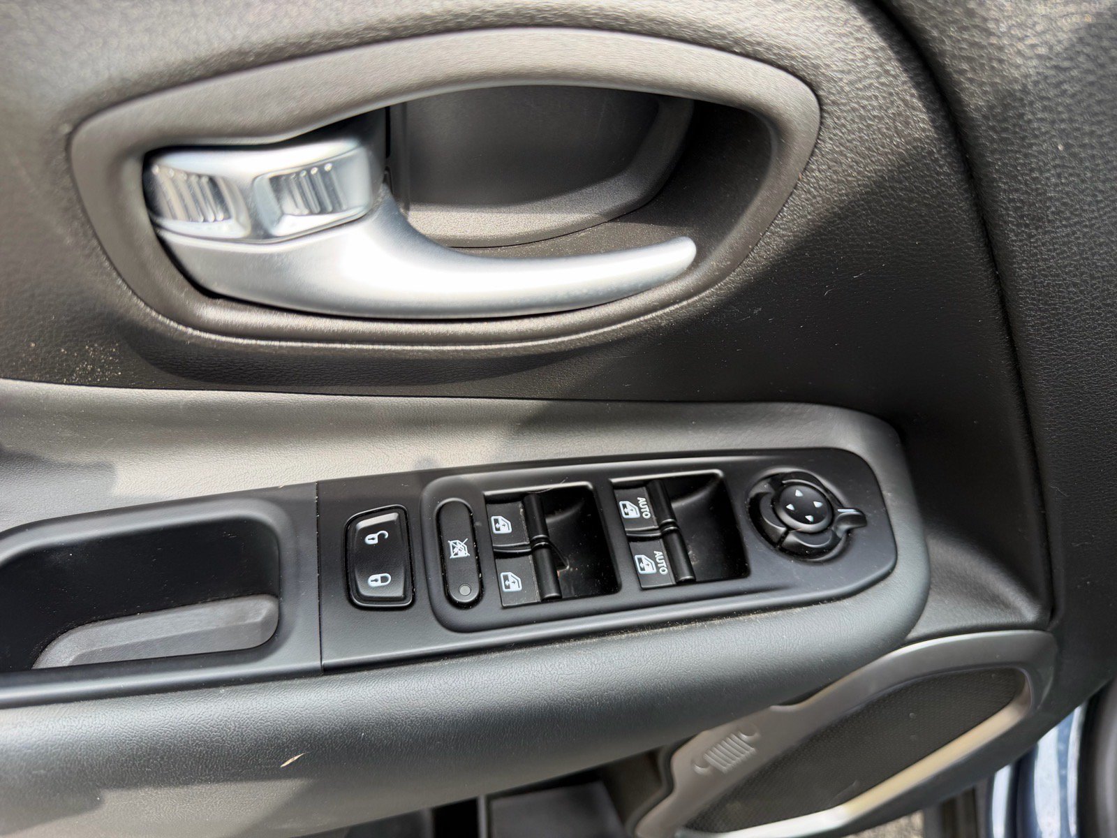 Used 2022 Jeep Renegade Latitude w/ Convenience Group AWD/4WD image 23