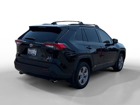 Used 2025 Toyota RAV4 XLE AWD/4WD image 5