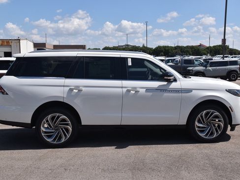 New 2025 Lincoln Navigator Reserve image 5