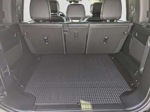 Used 2025 Land Rover Defender 110 X-Dynamic SE image 6