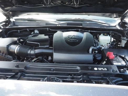 Used 2018 Toyota Tacoma TRD Off-Road AWD/4WD image 12