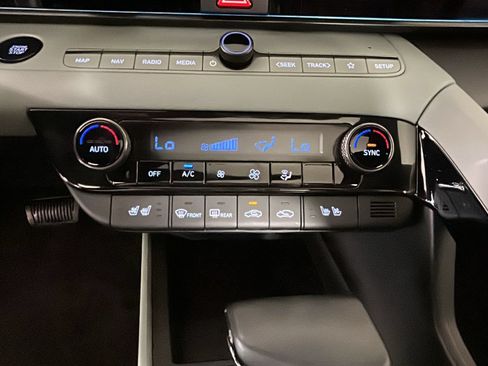 Certified 2025 Hyundai Elantra Limited FWD image 24