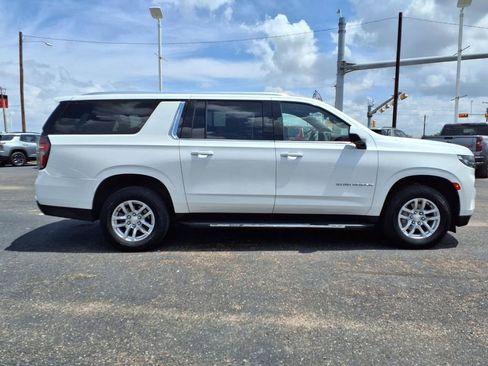 Used 2022 Chevrolet Suburban LT RWD image 9